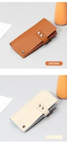 Vue détaillée du porte-cartes en cuir à texture litchi en couleurs marron et blanc cassé