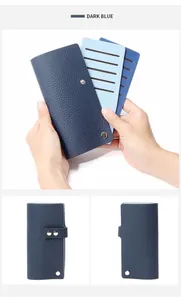 Détail du portefeuille en cuir grainé avec fentes pour cartes et bouton-pression métallique