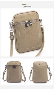 Dettagli borsa a tracolla in pelle grigio chiaro con cerniere argento e foro per cuffie