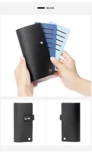 Détail du porte-cartes en cuir noir à grain de litchi avec fentes bleues dégradées