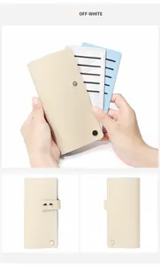 Détail du portefeuille en cuir grainé blanc cassé avec bouton-pression et multi-fentes