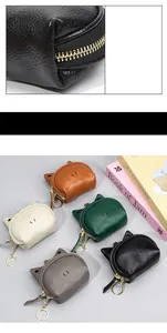 Dettagli macro della pelle a grana e collezione di portamonete orecchie di gatto in 5 colori