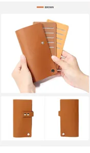 Vue macro détaillée montrant les fentes pour cartes et la texture cuir du portefeuille brun