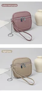 Vista dettagliata dei mini portafogli in vera pelle nei colori viola loto e grigio chiaro