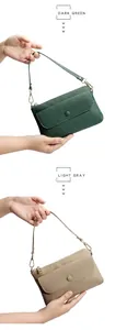 Détail de mini sacs bandoulière en cuir véritable en couleurs Vert Foncé et Gris Clair