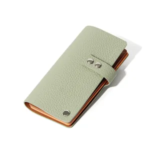 Porte-cartes mince en cuir véritable vert menthe avec fentes contrastées marron à l'intérieur