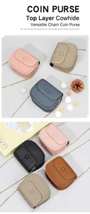 Detailopname van mini runderleren kettingtassen in vijf kleuren met lychee textuur