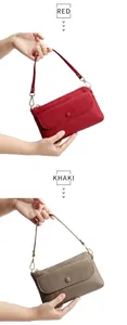 Détail de mini sacs bandoulière en cuir véritable rouge et kaki à texture grainée