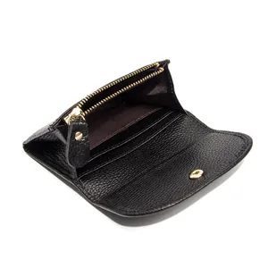 Mini portafoglio minimalista in pelle martellata nera con cerniera dorata e fessure carte