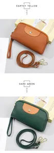 Detalle de bolsos de cuero granulado en amarillo tierra y verde oscuro con broches dorados