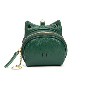 Portamonete a rana in vera pelle verde scuro con portachiavi dorato su sfondo bianco