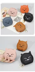 Detailansicht der bunten Katzen-Lederbörsen mit Stickerei und goldenem Reißverschluss