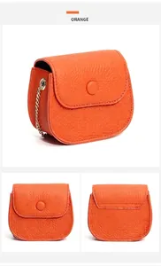 Gedetailleerde weergave van oranje lederen mini-crossbodytas met gouden ketting