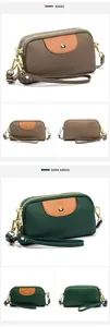 Detalle de bolsos de cuero caqui y verde oscuro con cremalleras doradas de calidad