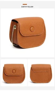Detail van de aardgeel mini-tas van lycheeleer met een gouden kettingriem