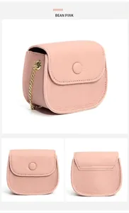 Macro-opname van Bean Pink leren tasje met lychee textuur en gouden kettingdetails