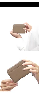 Detalle del monedero de cuero taupe con cremallera metálica y ranura trasera para tarjetas
