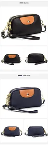 Detalle de la textura de cuero genuino y cremalleras doradas en bolsos bicolor