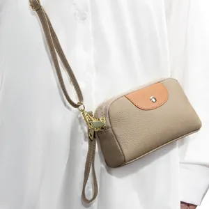 Bolso bandolera minimalista de cuero para mujer con un elegante diseño en contraste