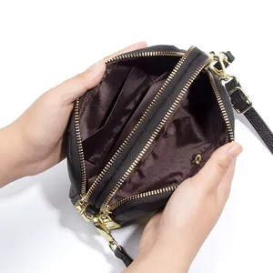 Bolso bandolera de piel auténtica con doble cremallera y herrajes dorados en color negro