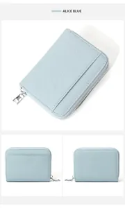 Dettaglio del portamonete in pelle blu alice con trama litchi e zip in metallo