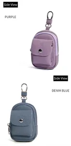 Vista dettagliata di mini astucci portachiavi in pelle viola e blu denim con ganci