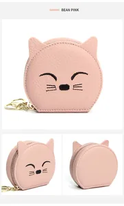 Detailaufnahme der rosa Katzen-Geldbörse aus Leder mit Stickerei und Gold-Reißverschluss