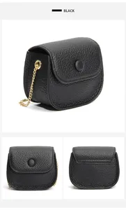 Dreifache Ansicht einer schwarzen Mini-Tasche aus genarbtem Leder mit goldener Kette