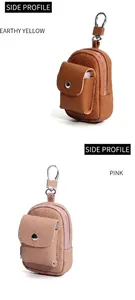 Dettaglio di mini borse in pelle gialle e rosa con moschettoni in metallo argentato
