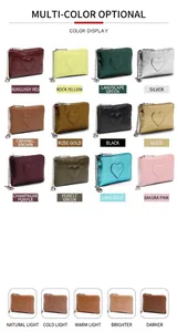 Détail macro de porte-monnaie en cuir avec relief cœur et texture litchi en douze coloris