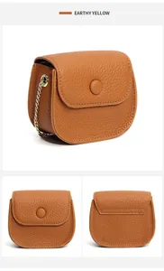 Detailansichten der erdgelben Mini-Tasche aus Kieselleder mit Kette und Druckknopf
