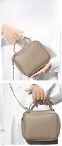 Détail du sac carré en cuir grainé gris éléphant avec bandoulière élégante en chaîne métal