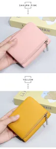 Details von rosa und gelben Ledergeldbörsen mit Litschistruktur und Metallreißverschluss