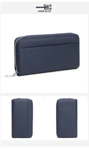 Dettaglio del portafoglio lungo in pelle martellata blu scuro con cerniera argentata