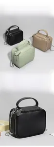 Détails des sacs bandoulière en cuir noir et vert avec bandoulières en chaîne argentée