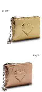 Détail de porte-monnaie en cuir cœur doré et or rose avec fermeture éclair et chaîne