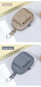 Mini portachiavi in pelle a grana con moschettone in grigio chiaro e blu denim