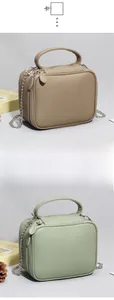 Vue détaillée des sacs en cuir kaki et vert clair avec bandoulière chaîne et poignée