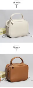 Détail de sacs en cuir grainé blanc cassé et marron avec chaîne argentée et poignée