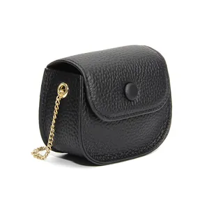Mini schwarze Umhängetasche aus genarbtem Leder mit eleganter Goldkette und Druckknopf