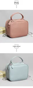 Vue détaillée des sacs en cuir grainé rose et bleu clair avec chaînes argentées