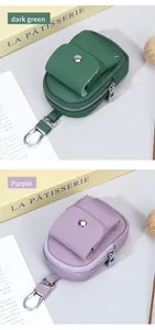 Dettaglio mini pochette in pelle con moschettone in verde scuro e viola