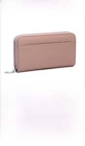Dettaglio macro del portafoglio lungo in pelle rosa loto con slot per carte esterno