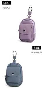 Vista laterale di mini bustine per chiavi in pelle viola e blu denim con ganci