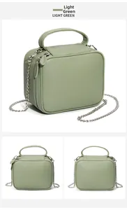 Vue détaillée du sac à main en cuir vert clair avec chaîne argentée et poignée haute