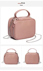 Trois vues du sac à main rose en cuir grainé avec bandoulière chaîne et poignée top