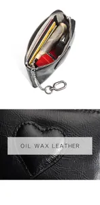 Détail macro de la texture en cuir ciré avec couture en cœur sur le mini portefeuille