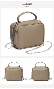 Détail du sac à main en cuir kaki avec texture grainée et bandoulière argentée