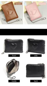 Vue macro d'un porte-monnaie en cuir ciré avec relief en forme de cœur et zip en métal