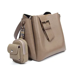 Borsa a spalla in pelle martellata kaki scuro con mini pochette e fibbie dorate